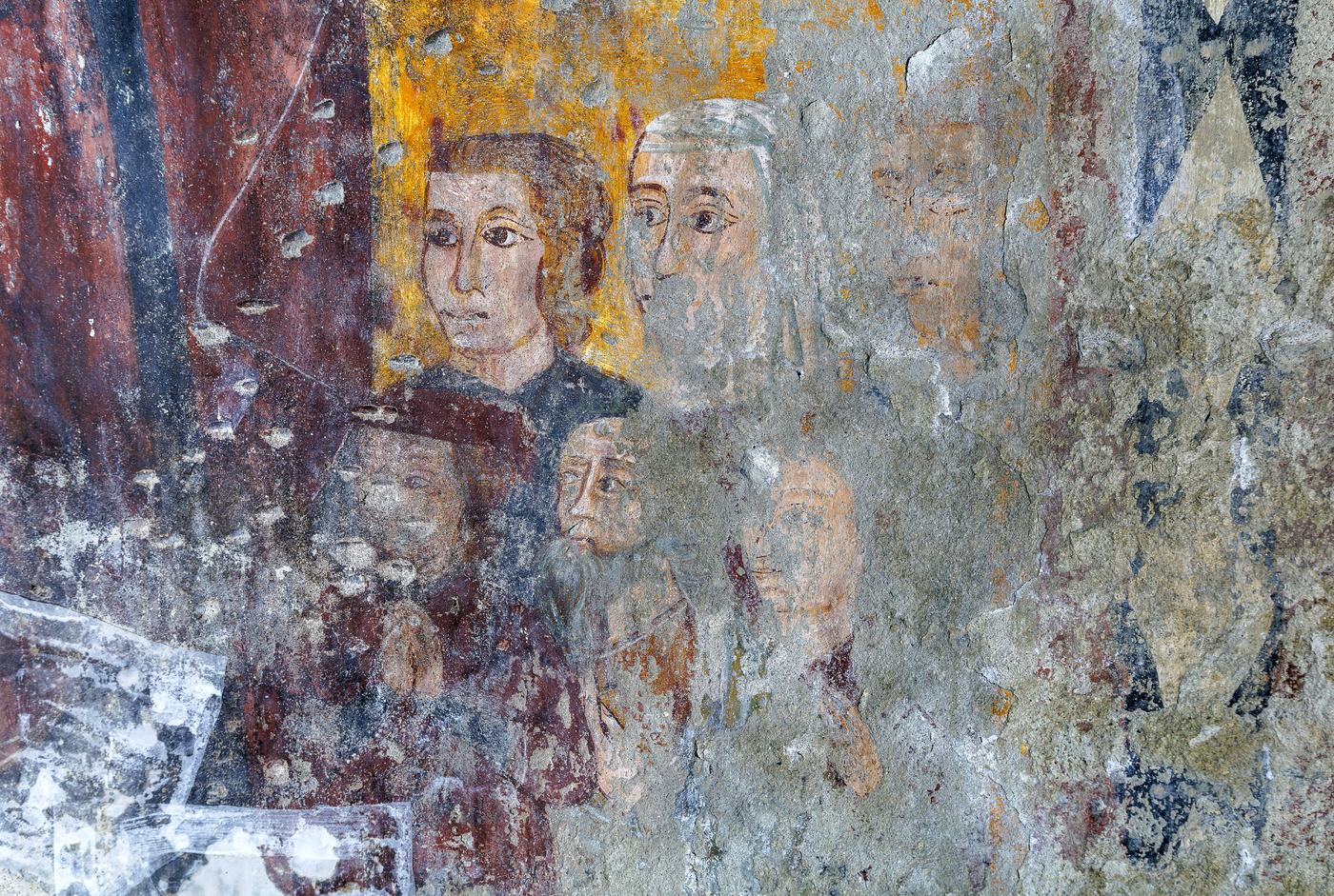 Particolare di affresco medievale con figure di santi nell’oratorio di San Bernardo