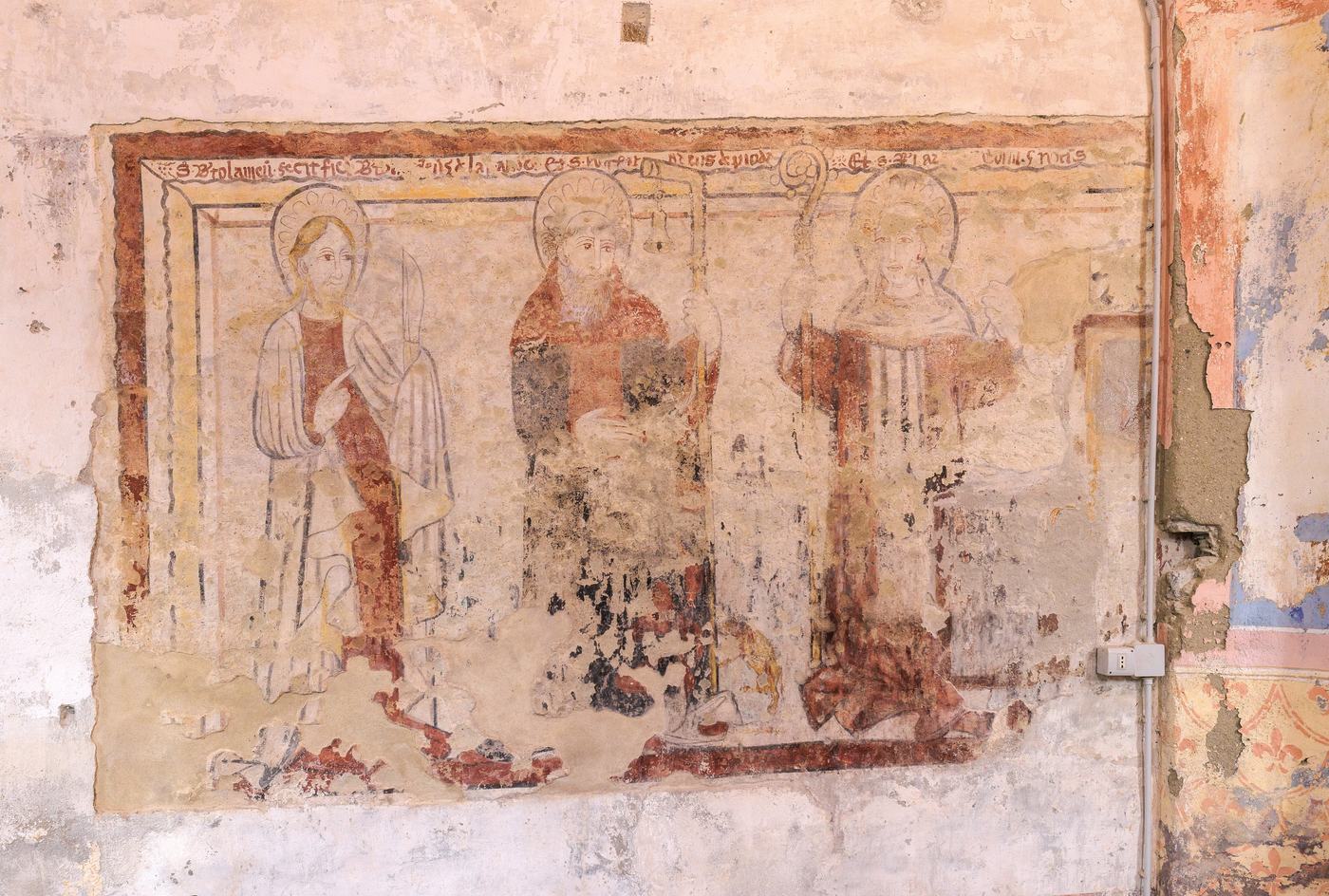 Affresco con tre figure di santi sulla parete dell’oratorio
