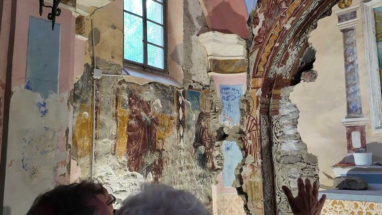 Affreschi medievali sulla parete della navata, osservati durante la visita