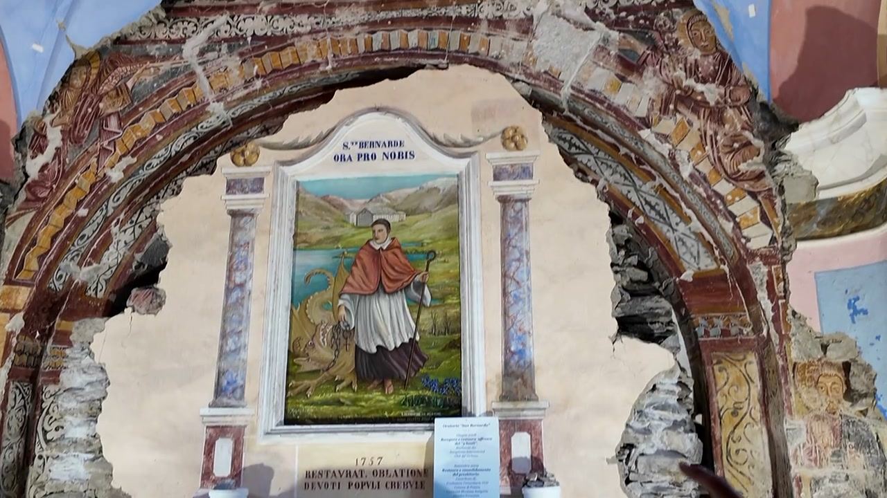 Altare con l’immagine di San Bernardo sotto l’arco affrescato