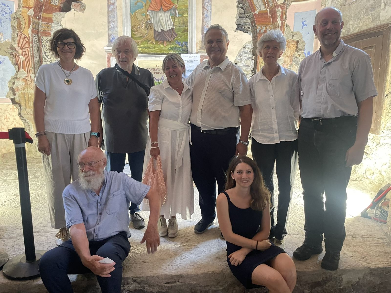 Gruppo di partecipanti davanti agli affreschi dell’oratorio di San Bernardo