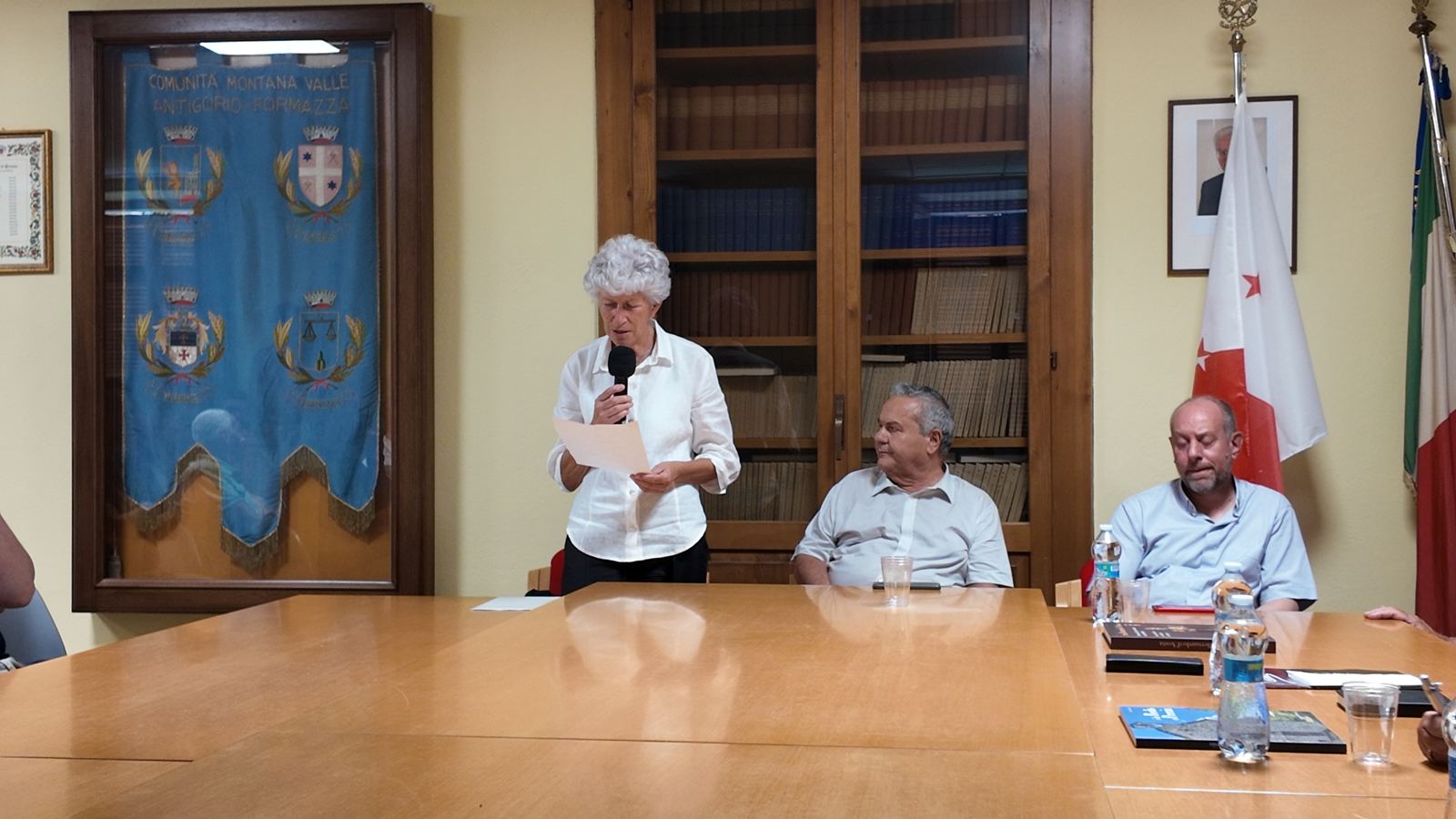 Intervento al tavolo della Sala consiliare, con il gonfalone del Comune di Premia