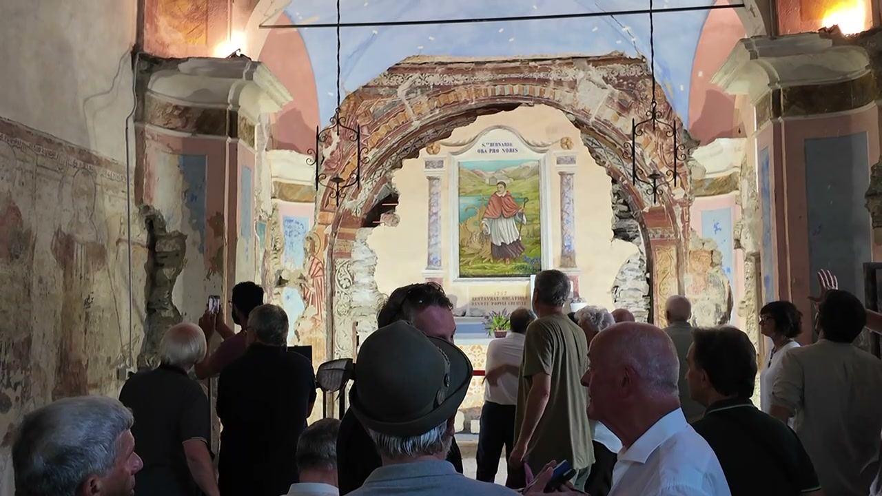 Visitatori nella navata dell’oratorio, davanti all’arco del presbiterio