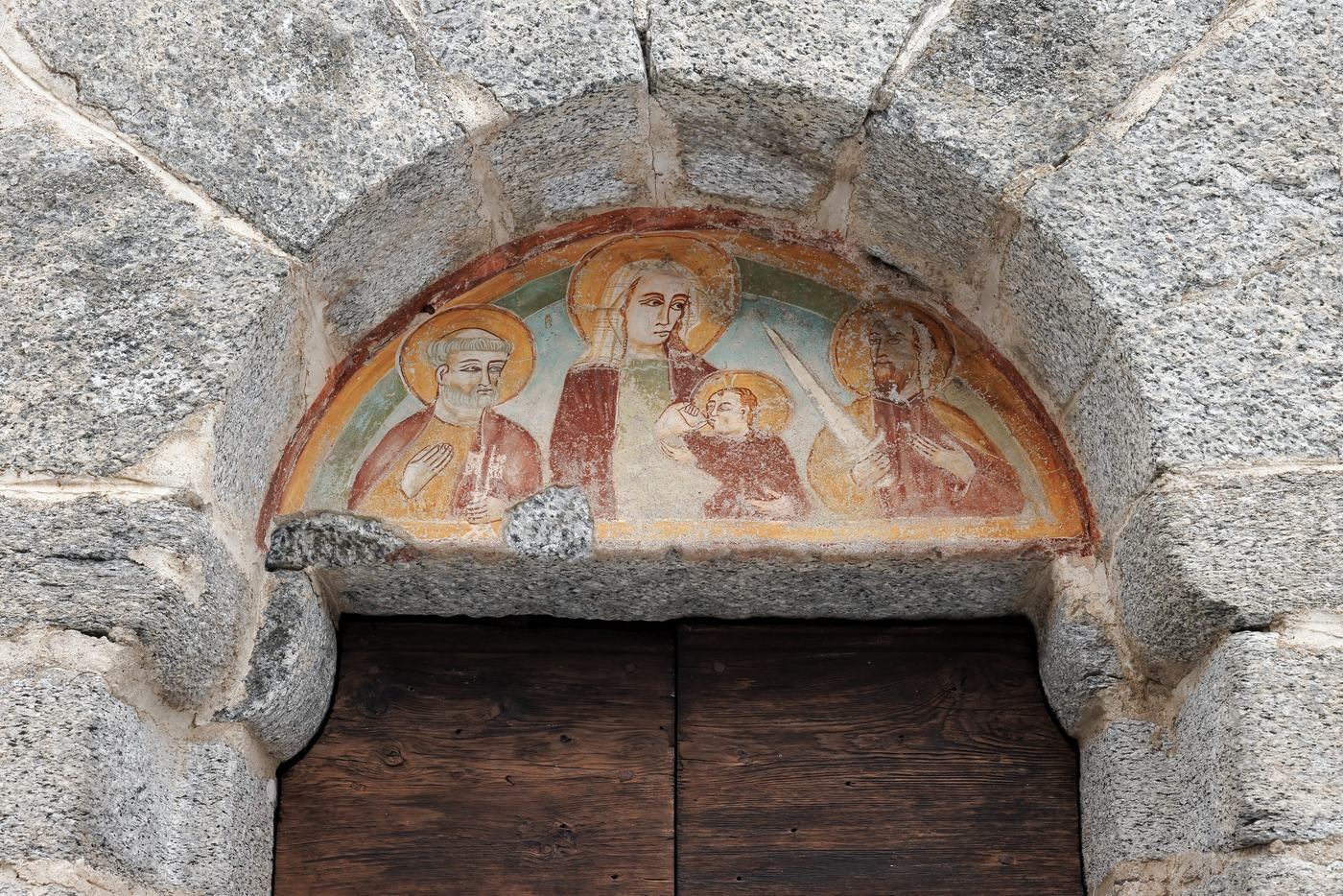 Lunetta affrescata sopra il portale dell’oratorio, con la Madonna, il Bambino e santi